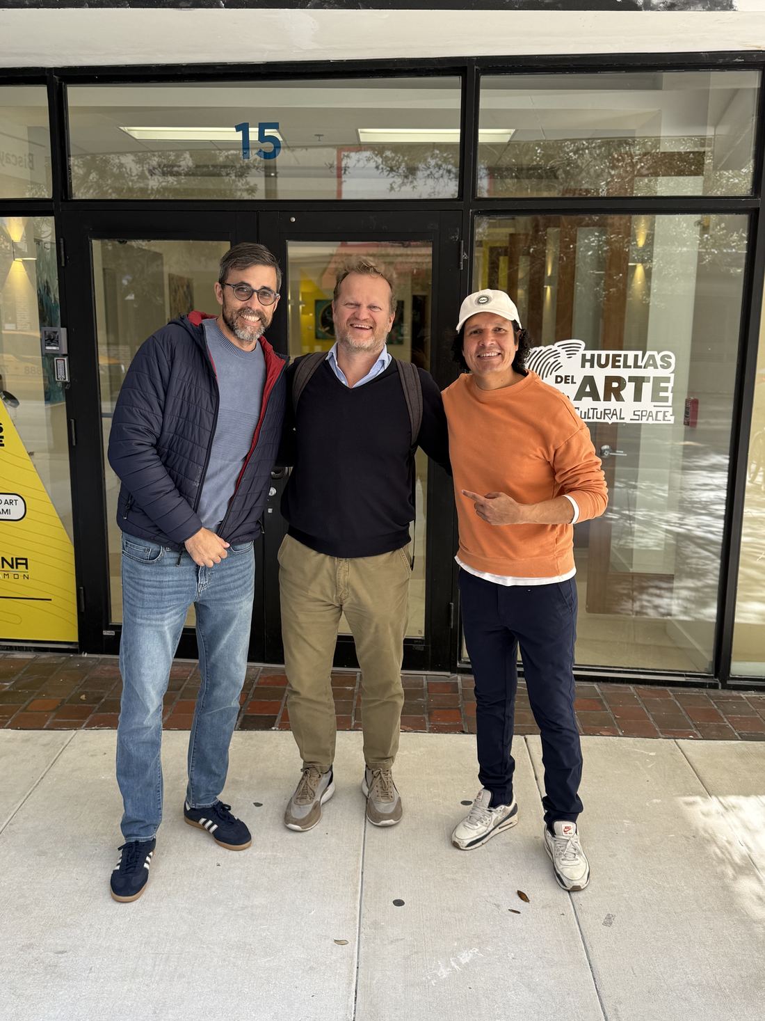 Encuentro frente a Huellas del Arte en Downtown Miami