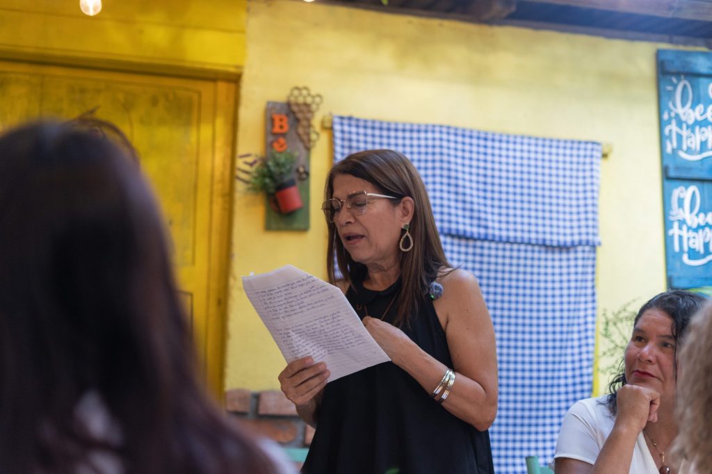 Encuentro literario «Cosas por Contar» de Huellas del Arte en Bee Café & Mieles, Maracay, Venezuela
