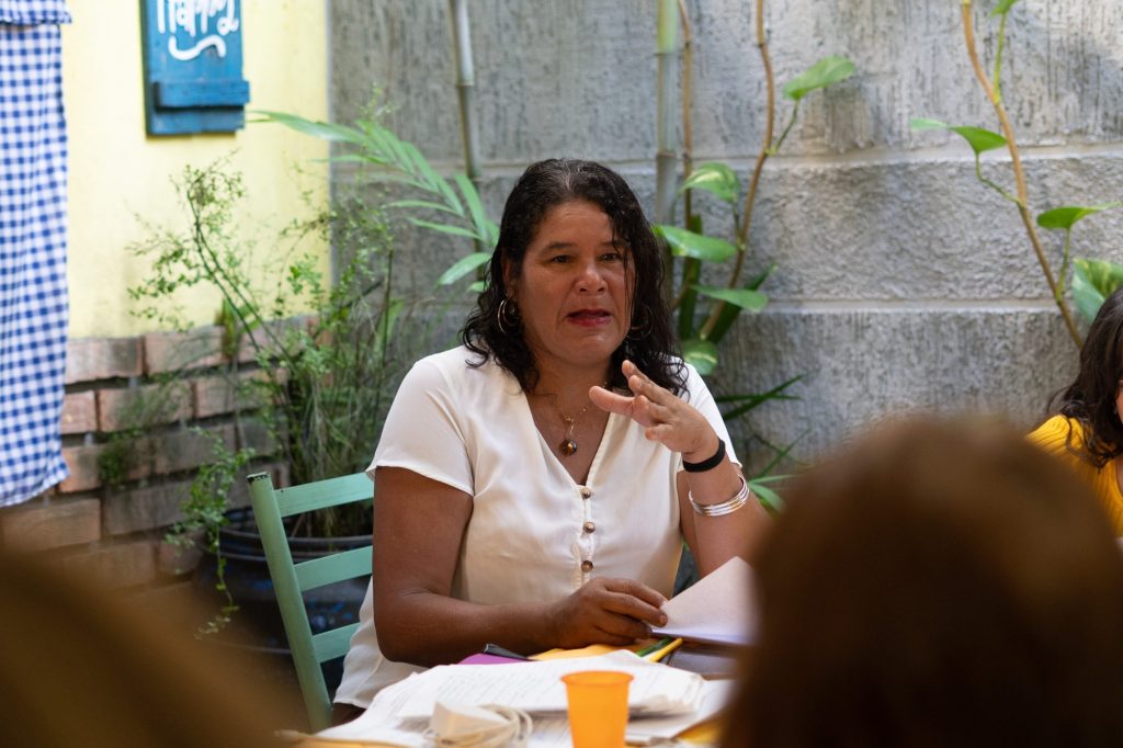 Encuentro literario «Cosas por Contar» de Huellas del Arte en Bee Café & Mieles, Maracay, Venezuela