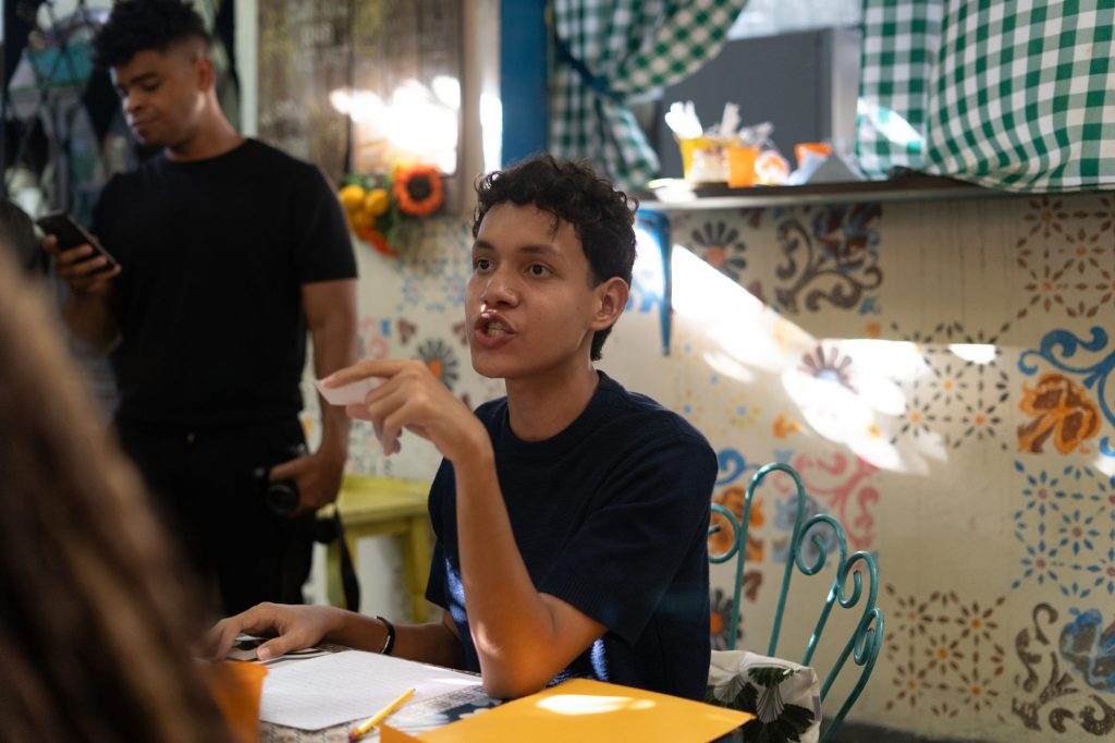 Encuentro literario «Cosas por Contar» de Huellas del Arte en Bee Café & Mieles, Maracay, Venezuela