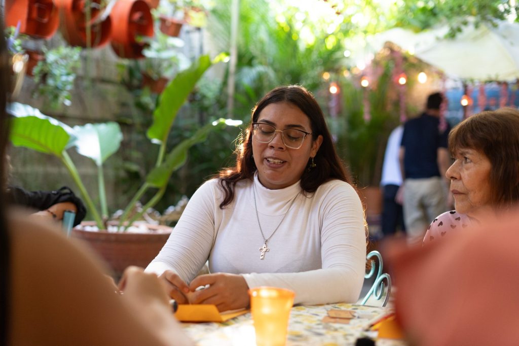 Encuentro literario «Cosas por Contar» de Huellas del Arte en Bee Café & Mieles, Maracay, Venezuela