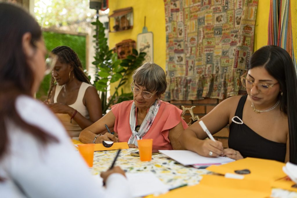 Encuentro literario «Cosas por Contar» de Huellas del Arte en Bee Café & Mieles, Maracay, Venezuela