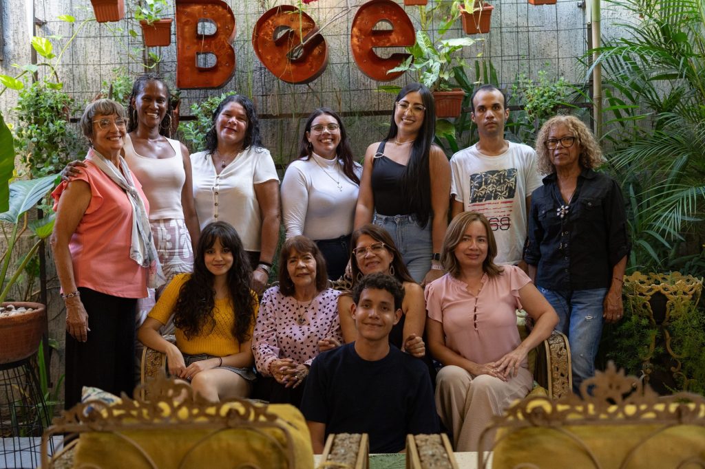 Participantes del encuentro «Cosas por Contar» de Huellas del Arte en Bee Café & Mieles, Maracay, Venezuela